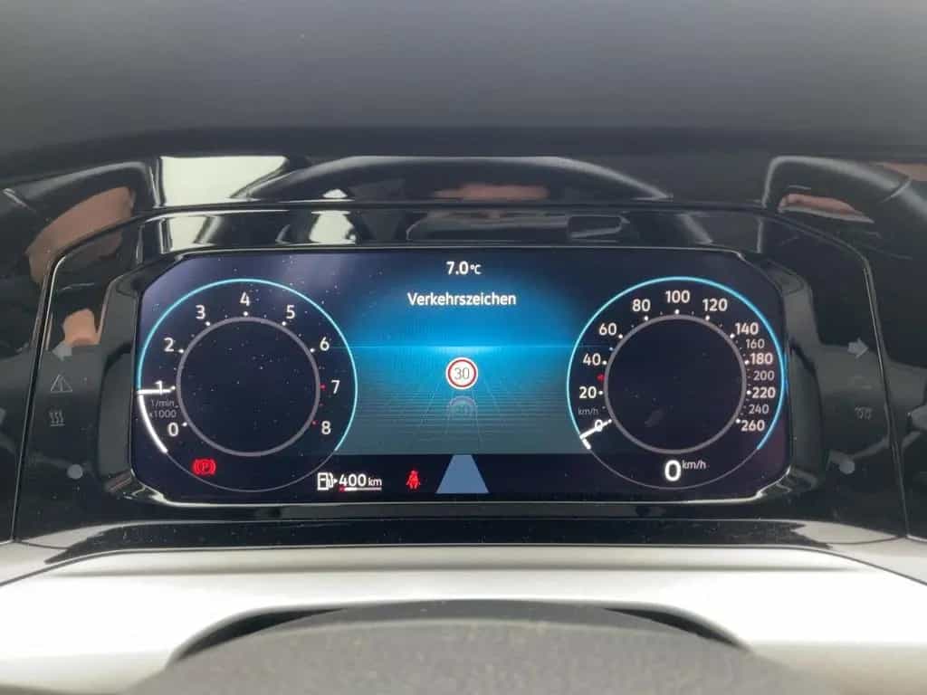 Volkswagen Golf VIII 1.5 TSI LIFE LED+NAV+SHZ+2xPDC+AHK+DAB 03/2020-photo-19