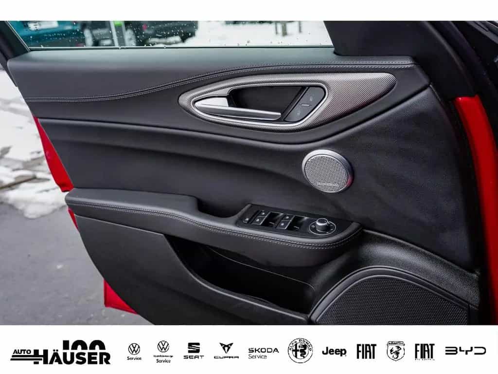 Alfa Romeo Giulia Competizione 2.0 Turbo AT8 Q4 HARMAN-KARD 02/2024-photo-17