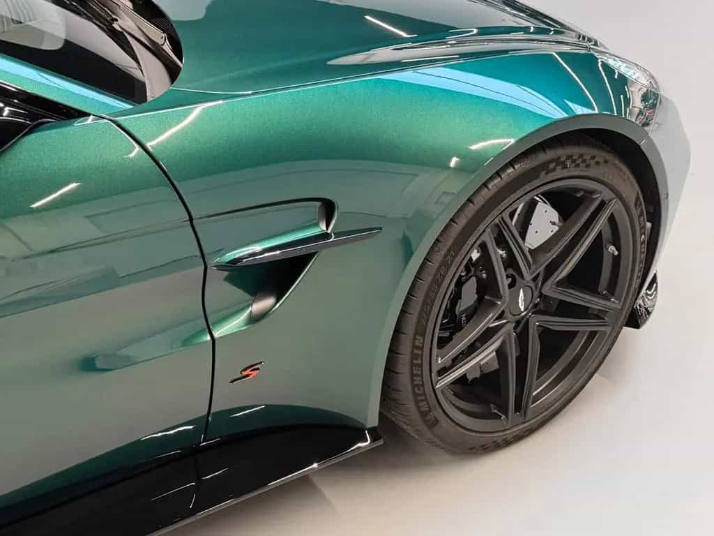 Aston Martin NEW Vantage S Roadster | MODELYEAR 2026 null-photo-9