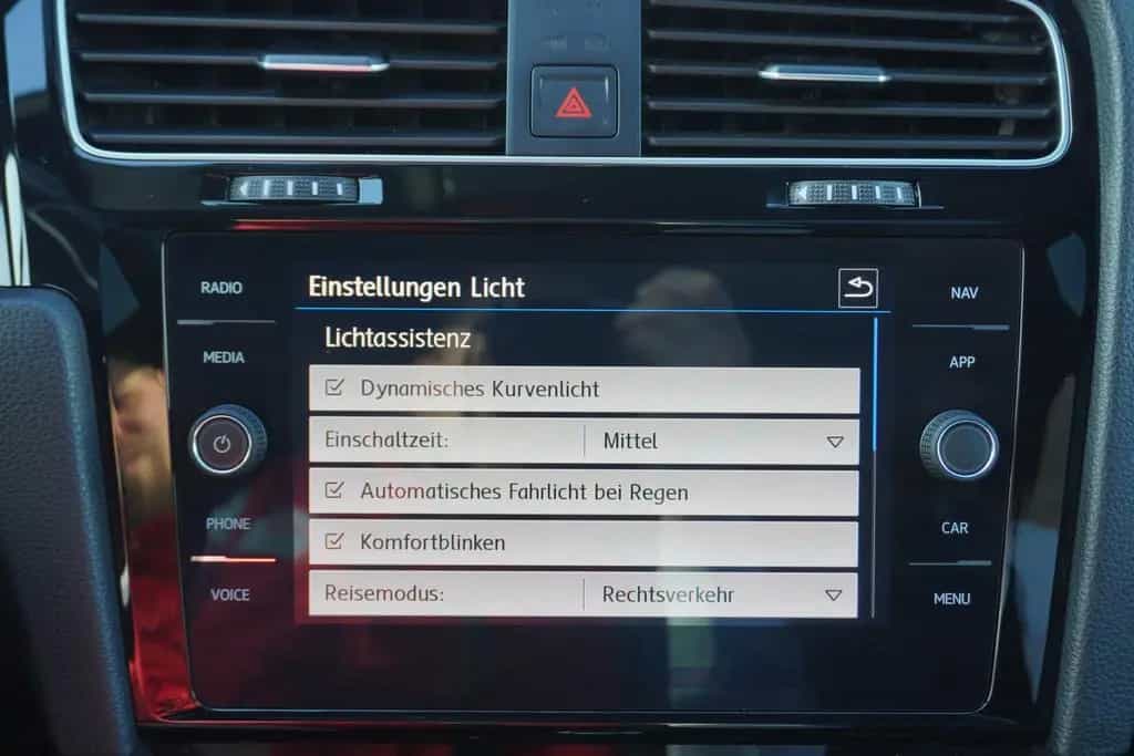 Volkswagen Golf VII 2.0 R 4Motion Schiebedach ACC DCC Leder 02/2019-photo-26