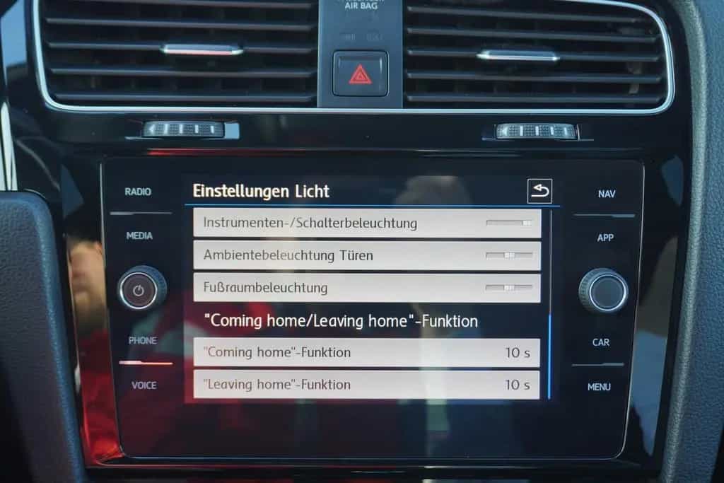 Volkswagen Golf VII 2.0 R 4Motion Schiebedach ACC DCC Leder 02/2019-photo-27