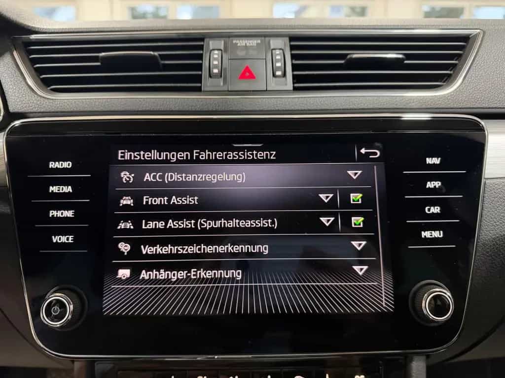 Skoda Superb Combi 2.0TDI DSG/AHK/ACC/PDC/SHZ 11/2022-photo-24