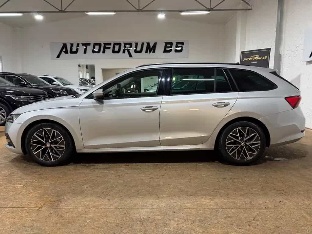 Skoda Octavia Combi 2.0TDI DSG/ACC/PDC/SHZ/SUNSET/17" 11/2022-photo-1
