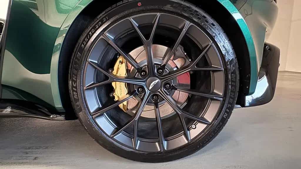 Aston Martin Vantage Roadster | Malachite Green | Int. CF 09/2025-photo-9