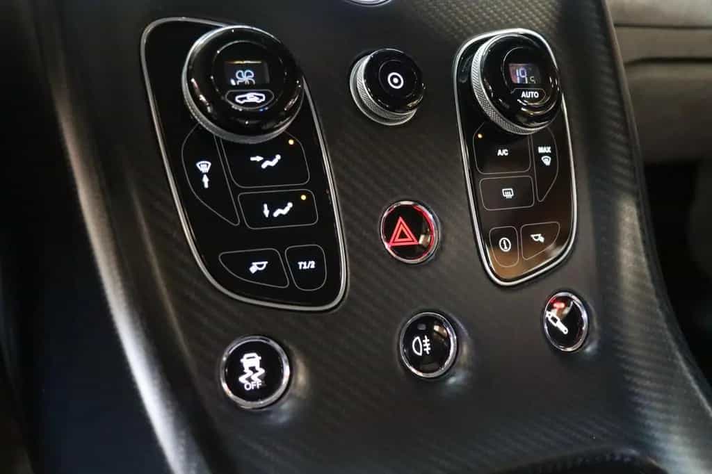 Aston Martin Vantage GT12 - Full Service History - Like New 04/2016-photo-17