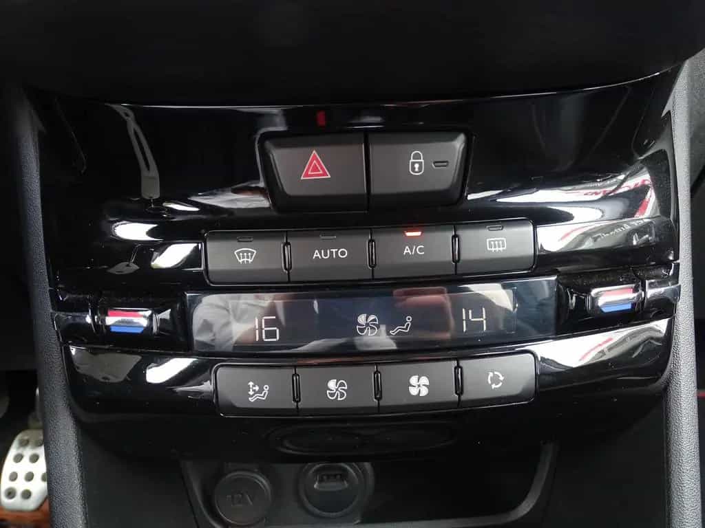 Peugeot 2008 1.2 PureTech Black Edition Navi Kamera PDC 08/2019-photo-13