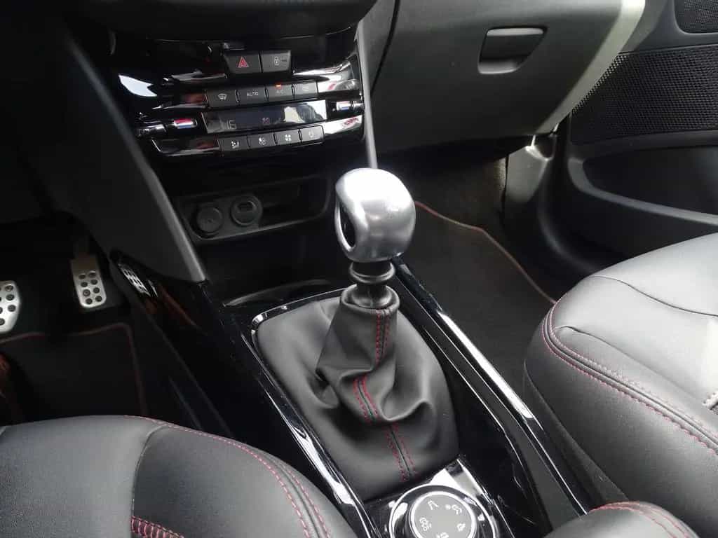 Peugeot 2008 1.2 PureTech Black Edition Navi Kamera PDC 08/2019-photo-16