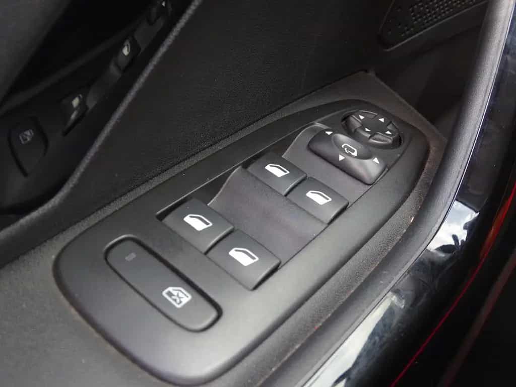 Peugeot 2008 1.2 PureTech Black Edition Navi Kamera PDC 08/2019-photo-24