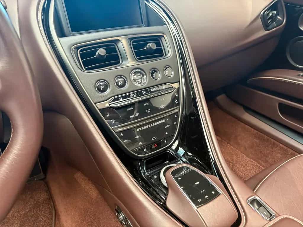 Aston Martin DBS 5.2. V12 Volante - Quantum Silver - B&O 03/2020-photo-13
