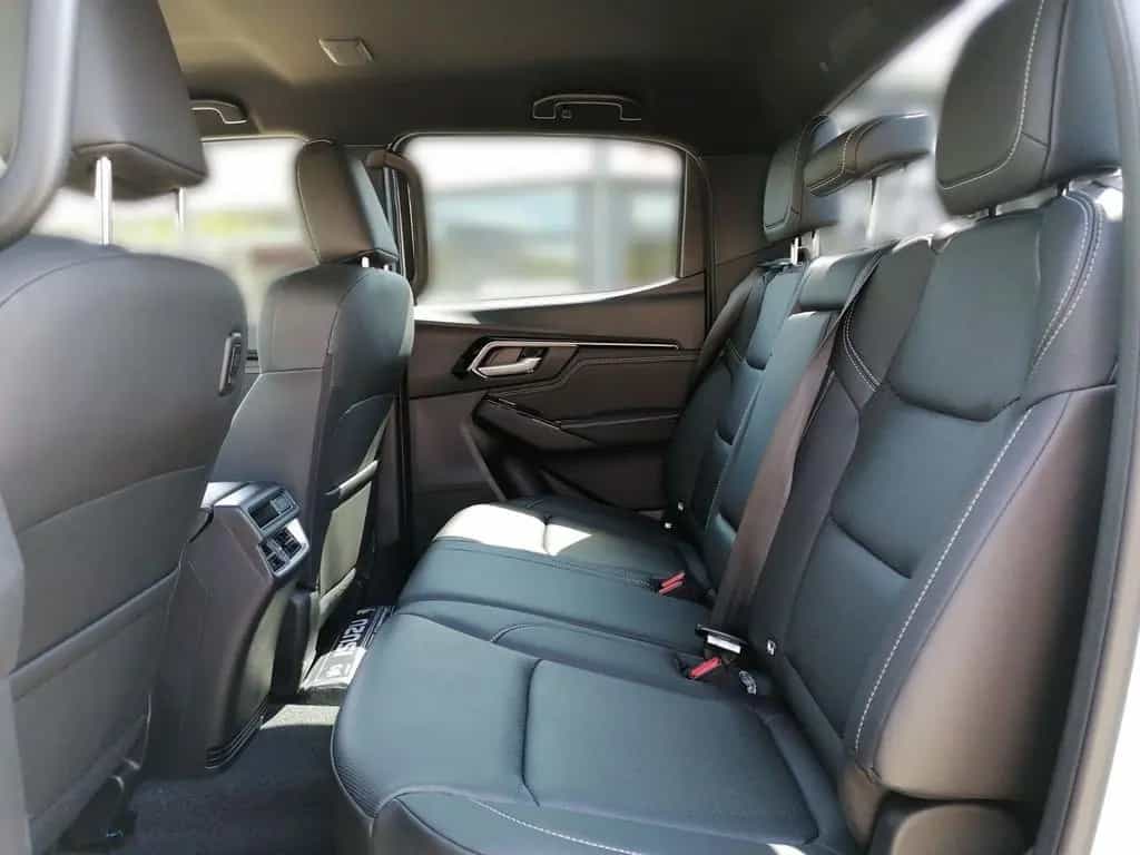 Isuzu D-Max Double Cab V-Cross 4WD Klima SHZ LED AHK 04/2023-photo-10