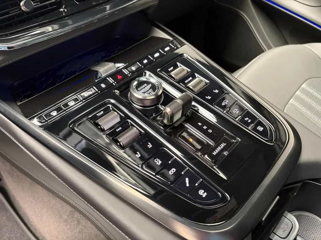 Aston Martin DBX 707 null-photo-9