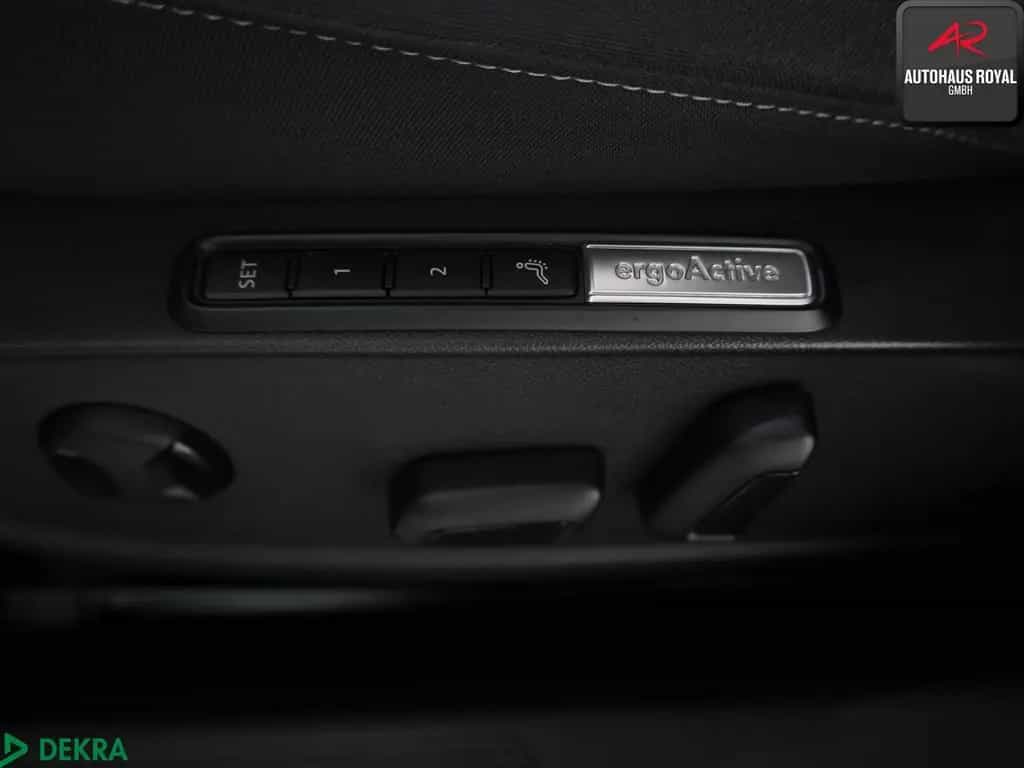 Volkswagen Golf VIII 1.5 eTSI STYLE STANDHZ,MASSAGE,KEYLESS 07/2020-photo-10