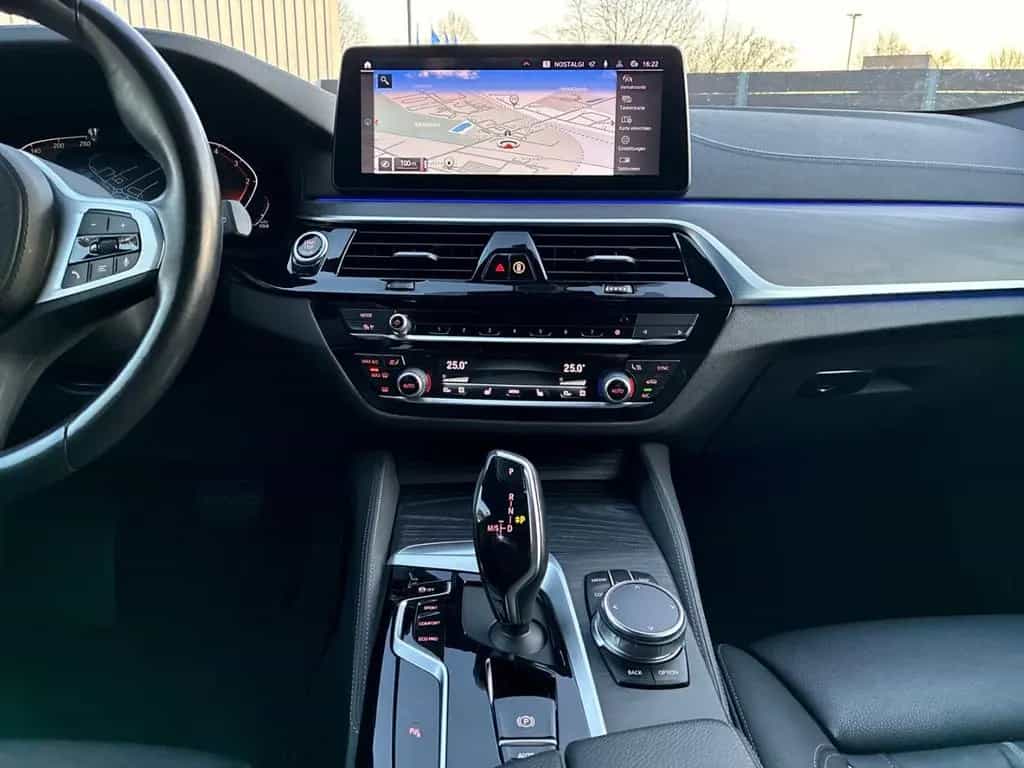 BMW 5 Series 520 d xDrive Touring Luxury Line PANO HUD HIFI L 12/2022-photo-10