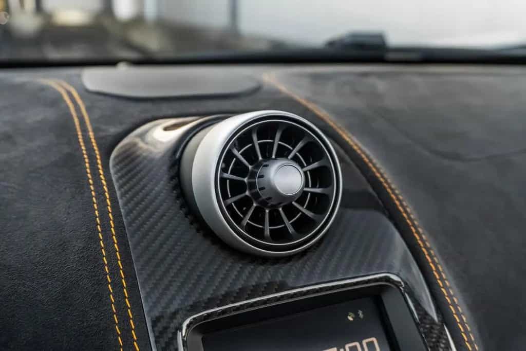 McLaren 650S Spider - Titanium Silver - Carbon - Lift - 09/2015-photo-12