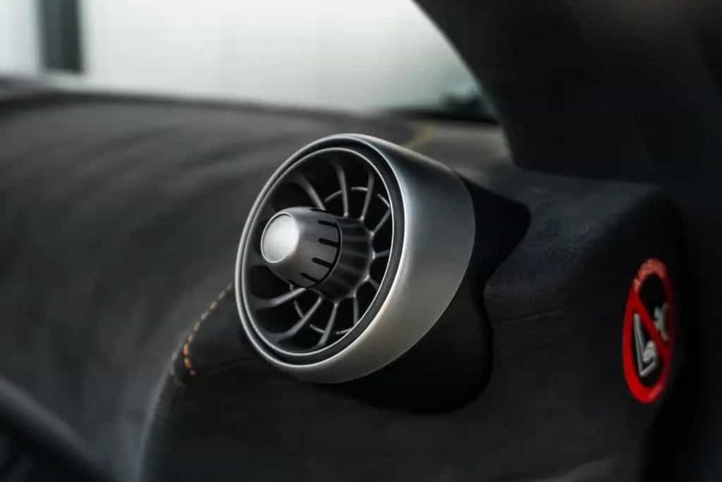 McLaren 650S Spider - Titanium Silver - Carbon - Lift - 09/2015-photo-20