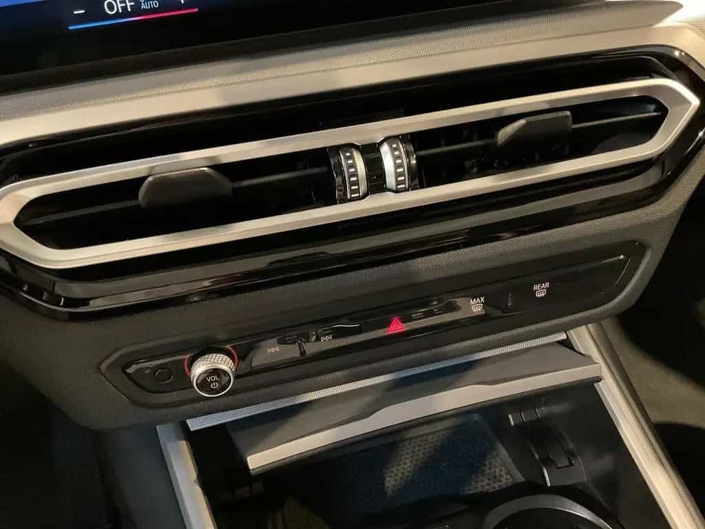 BMW 320 d Touring Aut Leder HUD Navi LED SHZ PDC 08/2022-photo-11