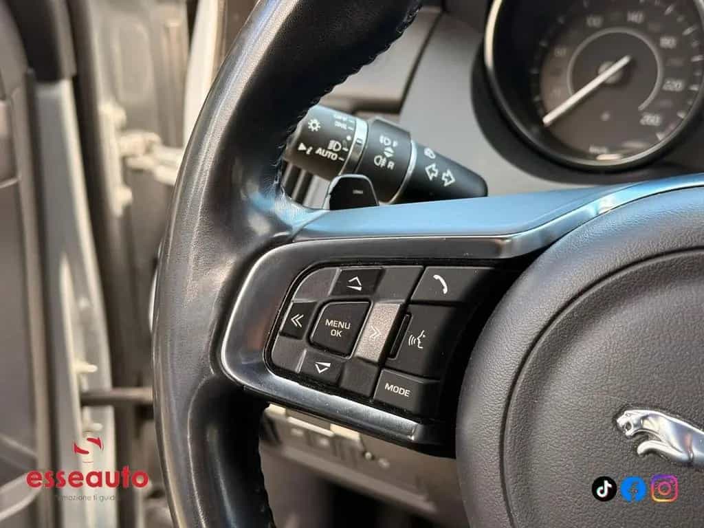 Jaguar E-Pace 2.0D 180 CV AWD R-Dynamic 01/2019-photo-12