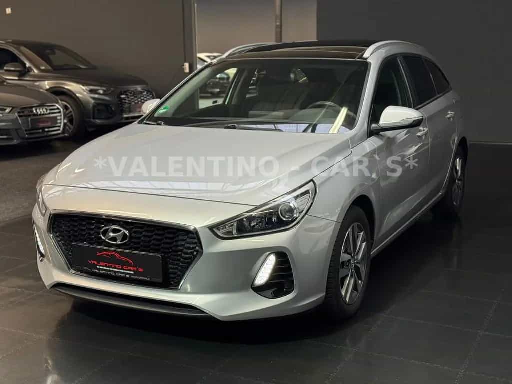 Hyundai i30 cw Family + Nav/Kamera/Temp/Shz/Lhz/Pano/Led 08/2018-photo-1