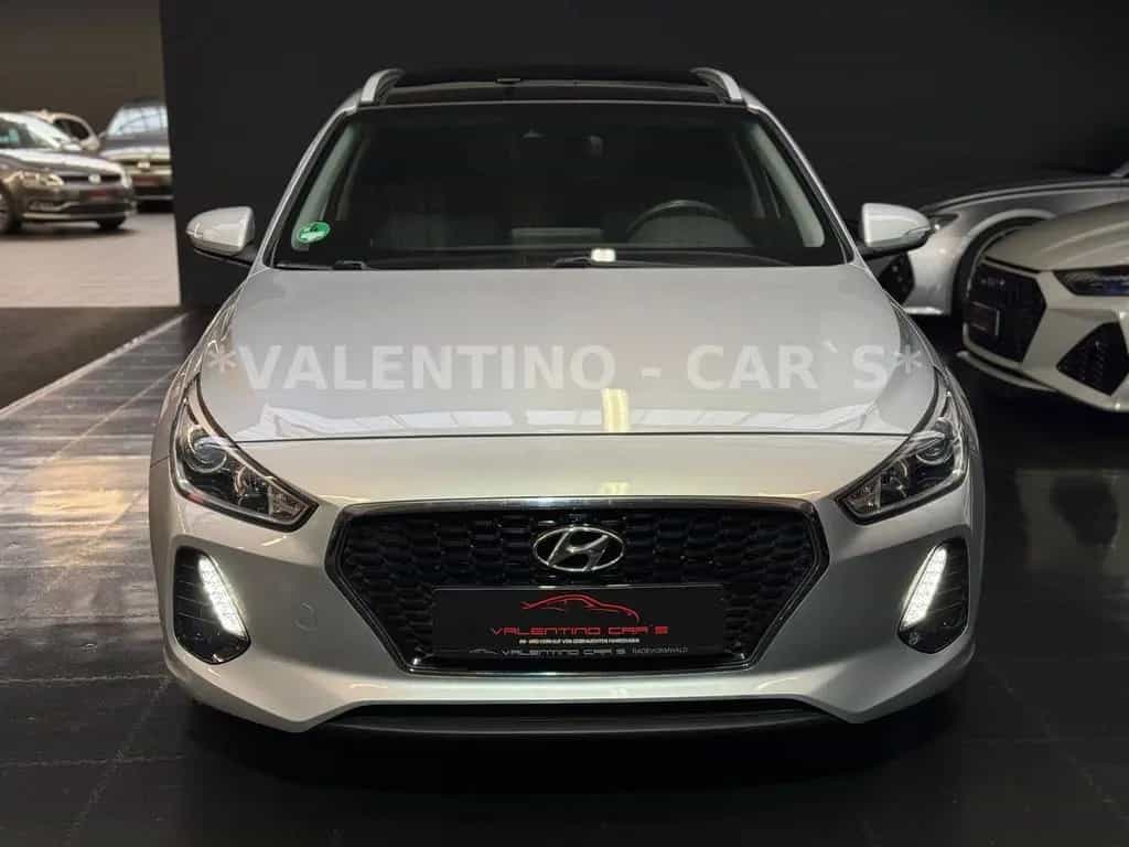 Hyundai i30 cw Family + Nav/Kamera/Temp/Shz/Lhz/Pano/Led 08/2018-photo-2