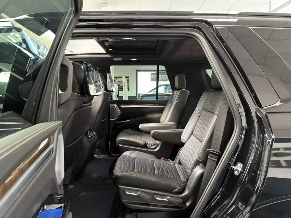 Cadillac Escalade Sport Platinum Black SUV 2026 22" AKG V null-photo-31