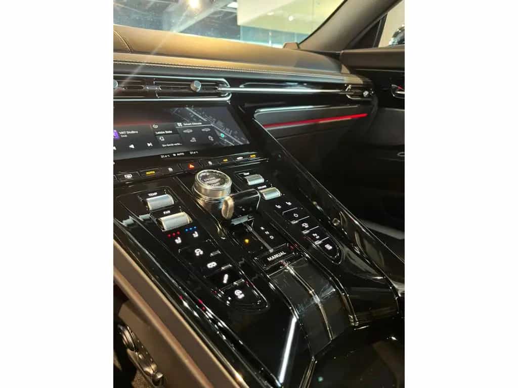 Aston Martin DB12 COUPE/V8/BLACK ON BLACK/ B&W/360°/SEAT VENT 04/2025-photo-5