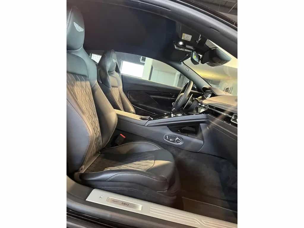 Aston Martin DB12 COUPE/V8/BLACK ON BLACK/ B&W/360°/SEAT VENT 04/2025-photo-8