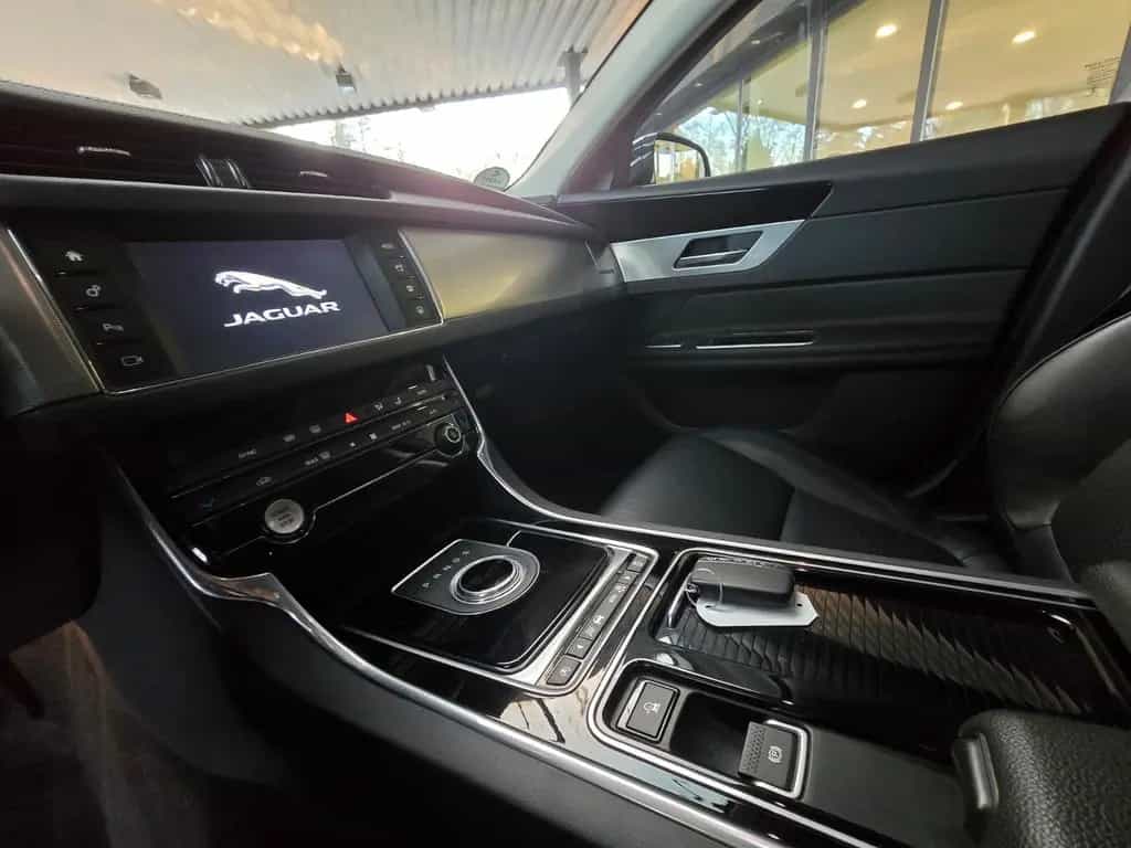 Jaguar XF 30d Prestige BT/Leder/Navi/Pano/Kamera/19" 07/2018-photo-25