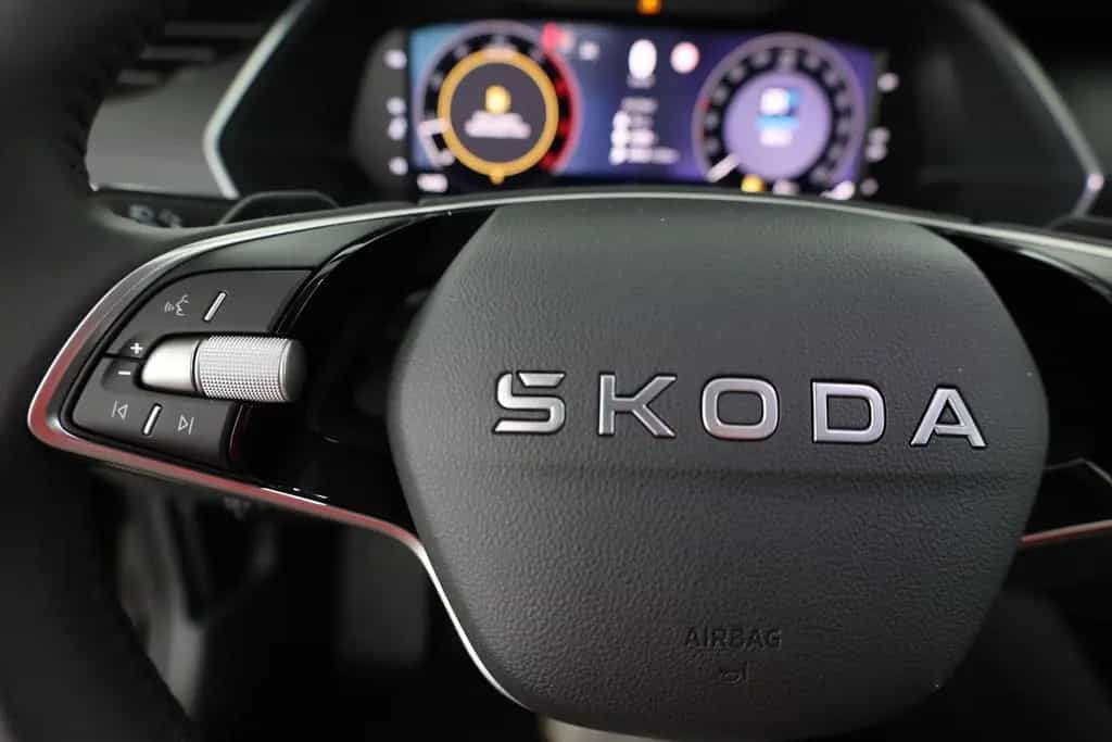 Skoda Octavia Combi 2.0 TDI DSG LED ACC Navi Kamera AH 11/2025-photo-15
