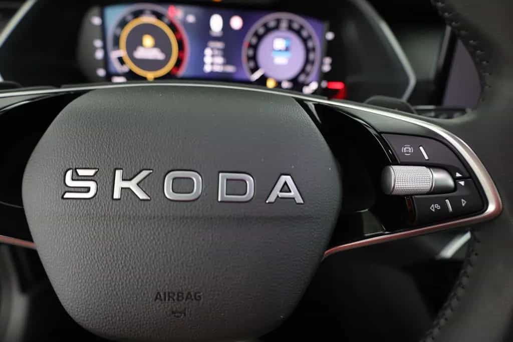 Skoda Octavia Combi 2.0 TDI DSG LED ACC Navi Kamera AH 11/2025-photo-16