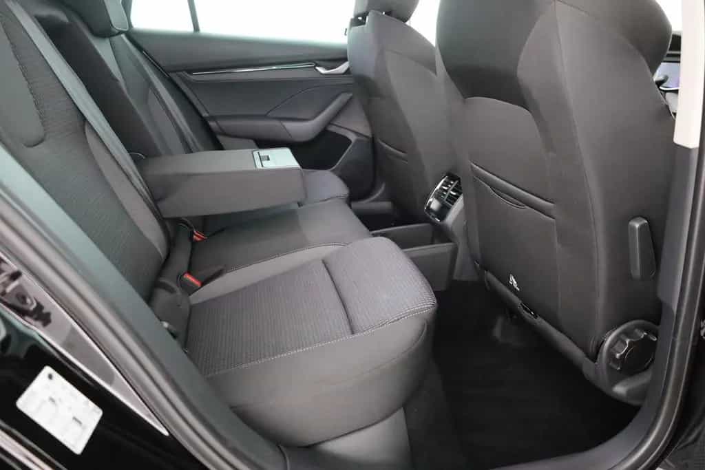 Skoda Octavia Combi 2.0 TDI DSG LED ACC Navi Kamera AH 11/2025-photo-25