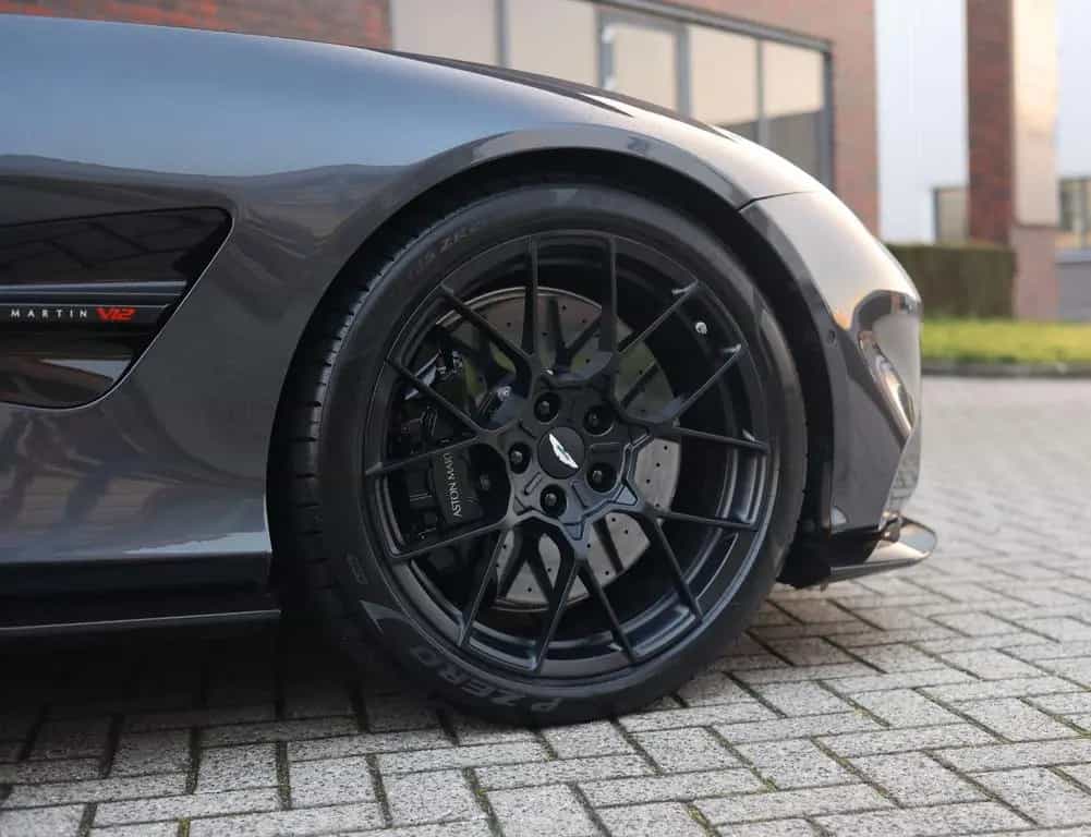 Aston Martin Vanquish 5.2 V12 | Q Epsilon Black - B&W 09/2024-photo-14