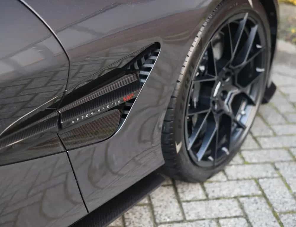 Aston Martin Vanquish 5.2 V12 | Q Epsilon Black - B&W 09/2024-photo-2