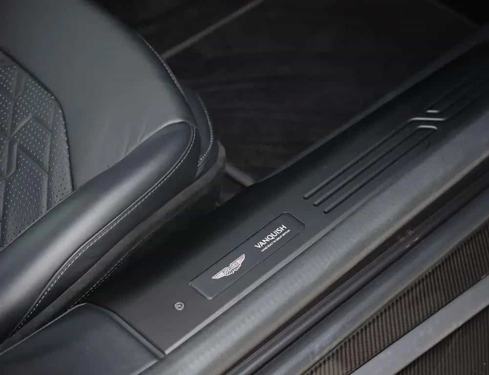 Aston Martin Vanquish 5.2 V12 | Q Epsilon Black - B&W 09/2024-photo-25