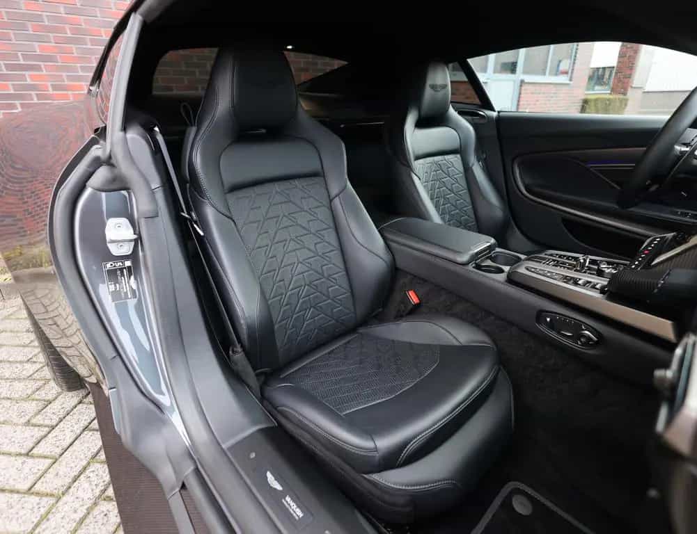 Aston Martin Vanquish 5.2 V12 | Q Epsilon Black - B&W 09/2024-photo-28