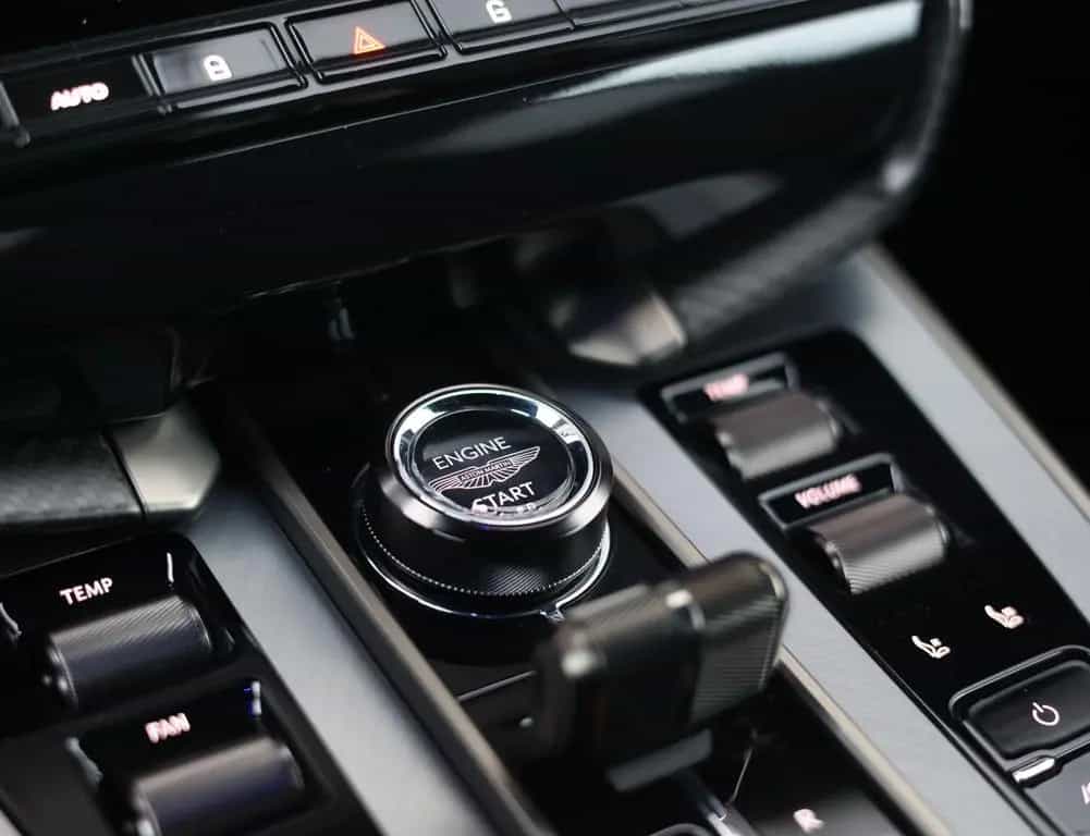 Aston Martin Vanquish 5.2 V12 | Q Epsilon Black - B&W 09/2024-photo-39
