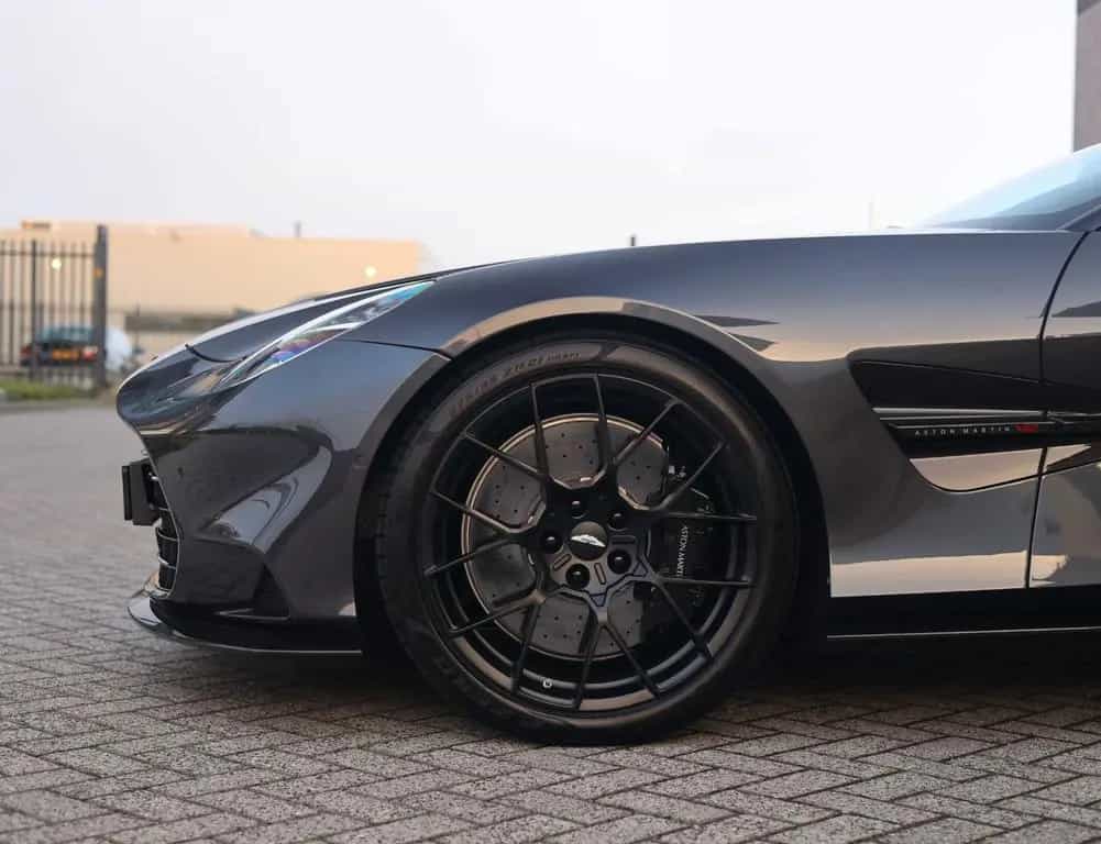 Aston Martin Vanquish 5.2 V12 | Q Epsilon Black - B&W 09/2024-photo-44