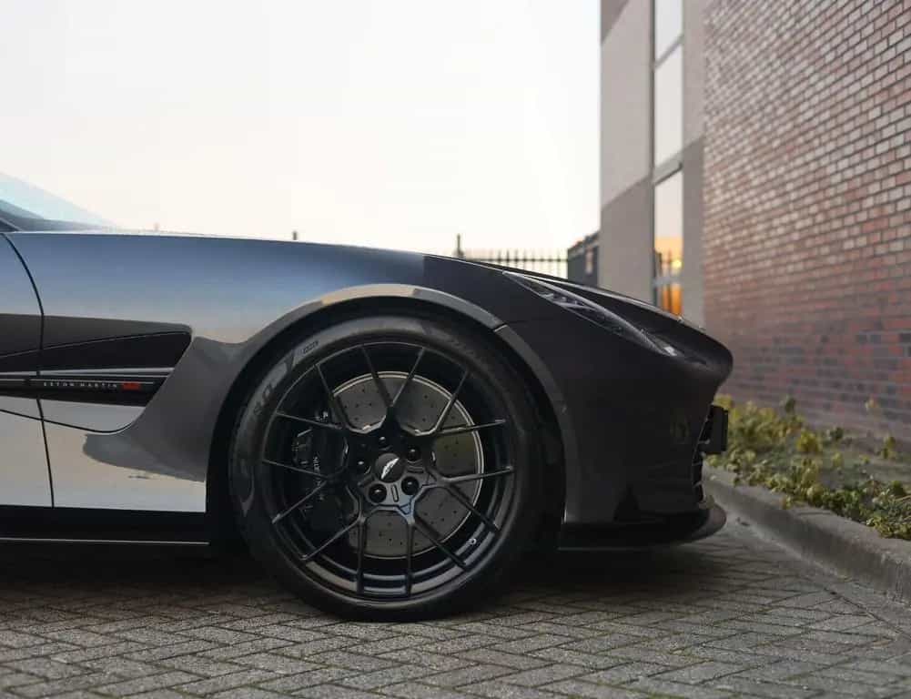 Aston Martin Vanquish 5.2 V12 | Q Epsilon Black - B&W 09/2024-photo-47
