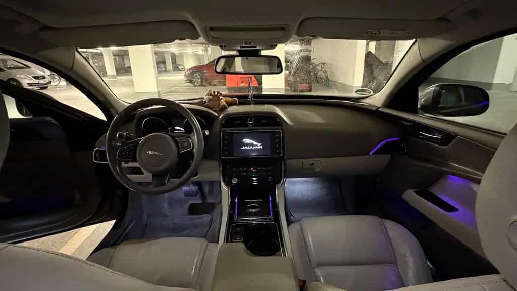 Jaguar XE 20d 180PS Prestige Automatik Prestige 05/2015-photo-7