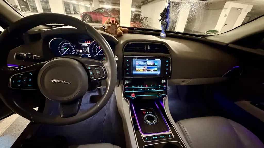 Jaguar XE 20d 180PS Prestige Automatik Prestige 05/2015-photo-9