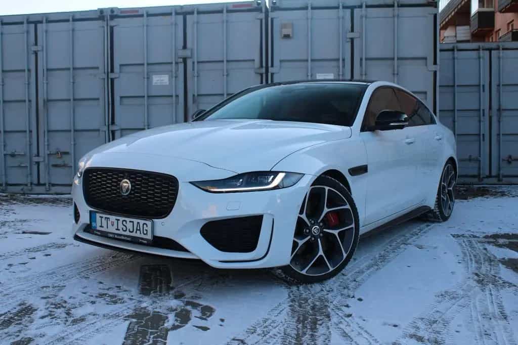 Jaguar XE R-Dynamic Black AWD 01/2024-photo-0