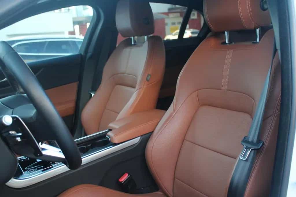 Jaguar XE R-Dynamic Black AWD 01/2024-photo-15