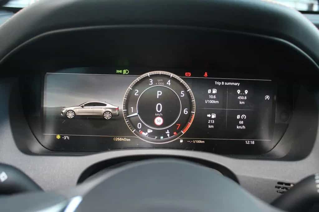 Jaguar XE R-Dynamic Black AWD 01/2024-photo-17