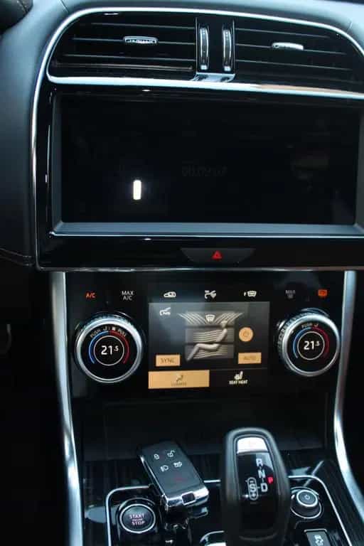 Jaguar XE R-Dynamic Black AWD 01/2024-photo-21