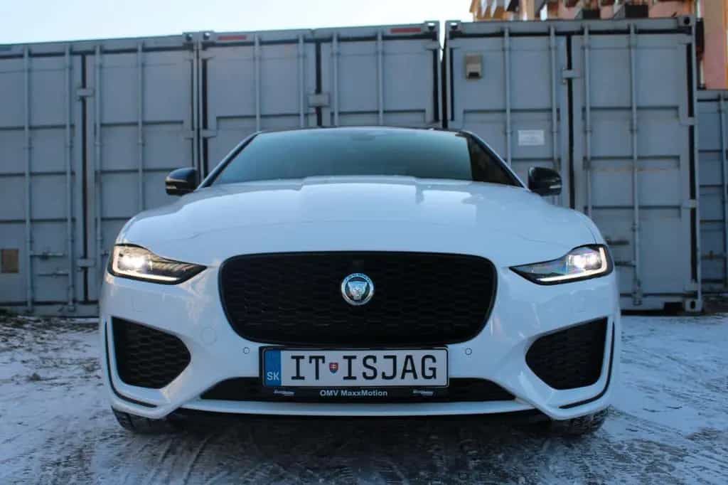 Jaguar XE R-Dynamic Black AWD 01/2024-photo-4