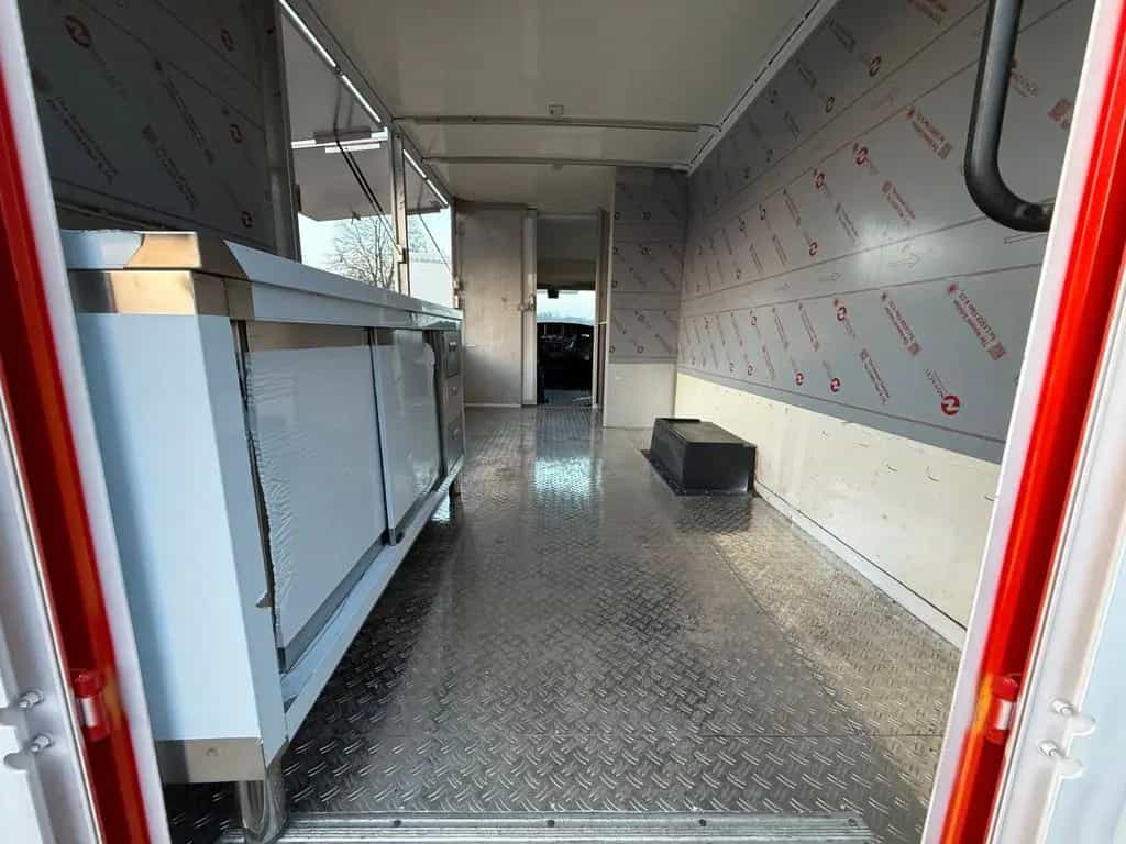 Iveco Daily Automatik Foodtruck / Imbisswagen 05/2012-photo-24