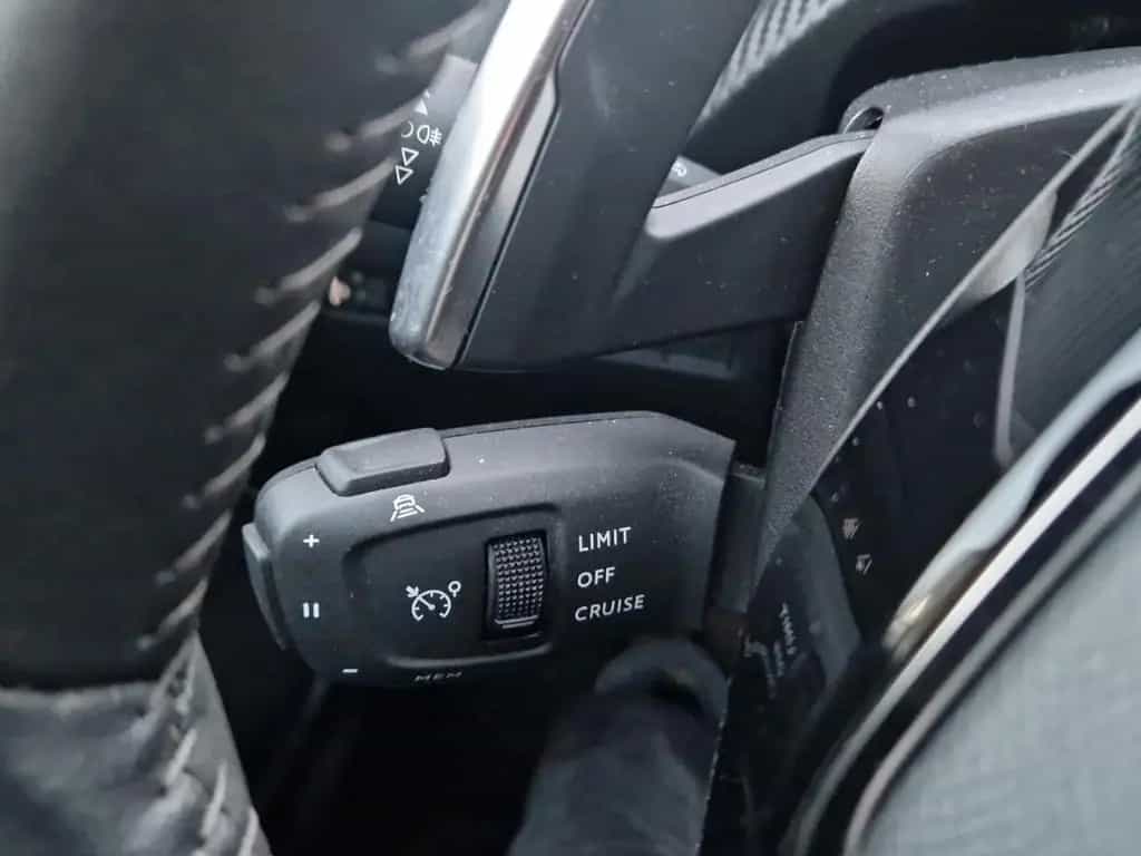 Peugeot 2008 130 EAT8 Allure Pack NAVI Kamera ACC 01/2022-photo-19