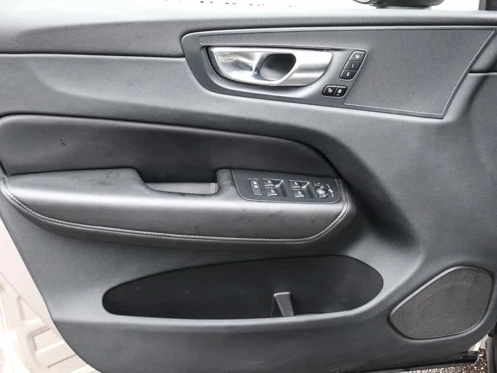 Volvo XC60 Plus Dark 2WD AHK Digitales Cockpit Memory 01/2023-photo-9