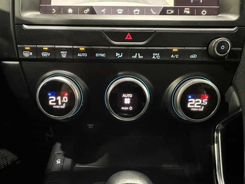 Jaguar E-Pace D150 AWD/NAVI/APPLE/LEDER/BLACK PACK/19" 12/2020-photo-34