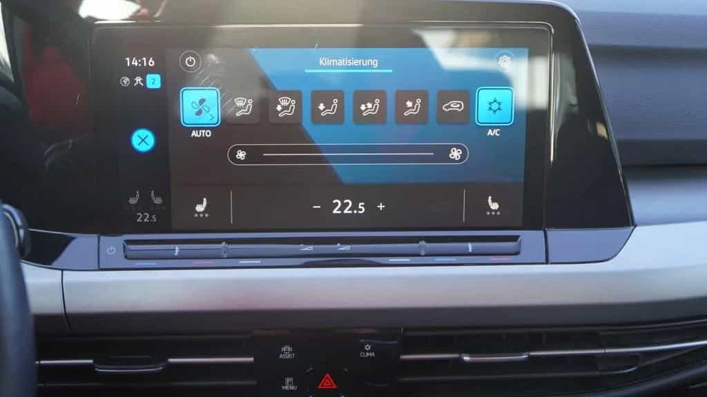 Volkswagen Golf VIII 1.5 TSI Life LED ACC Kamera Navi AHK 08/2020-photo-21