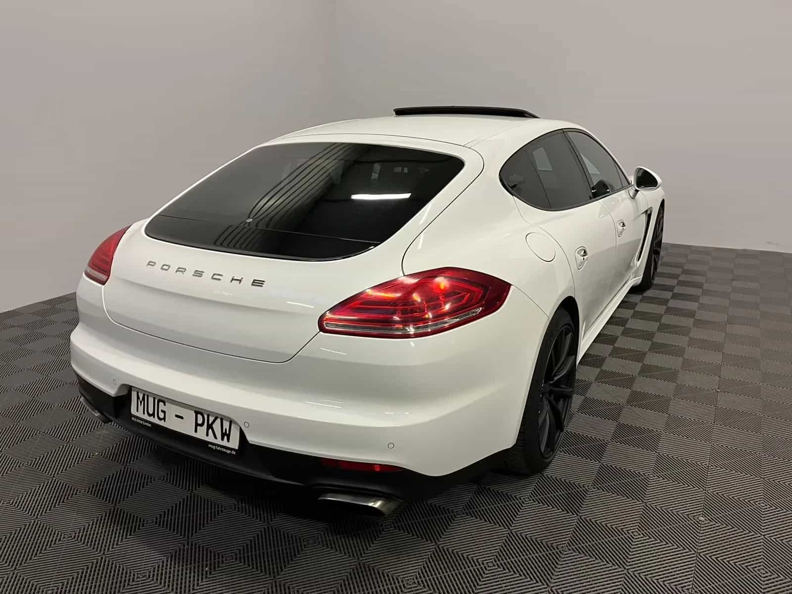 Porsche Panamera 04/2016-photo-1